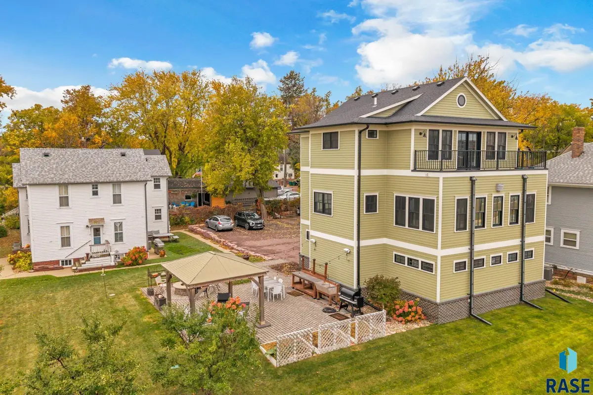 221 E 14th St, Sioux Falls, SD 57104 - #1