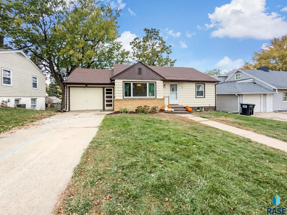 825 S Willow Ave, Sioux Falls, SD 57104 - #1