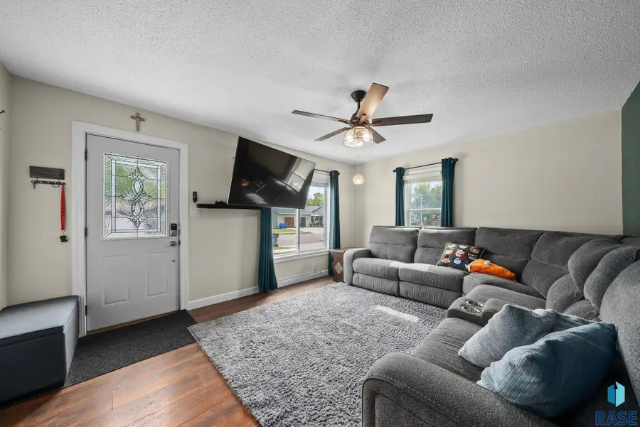 305 S Elm St, Lennox, SD 57039 - #2