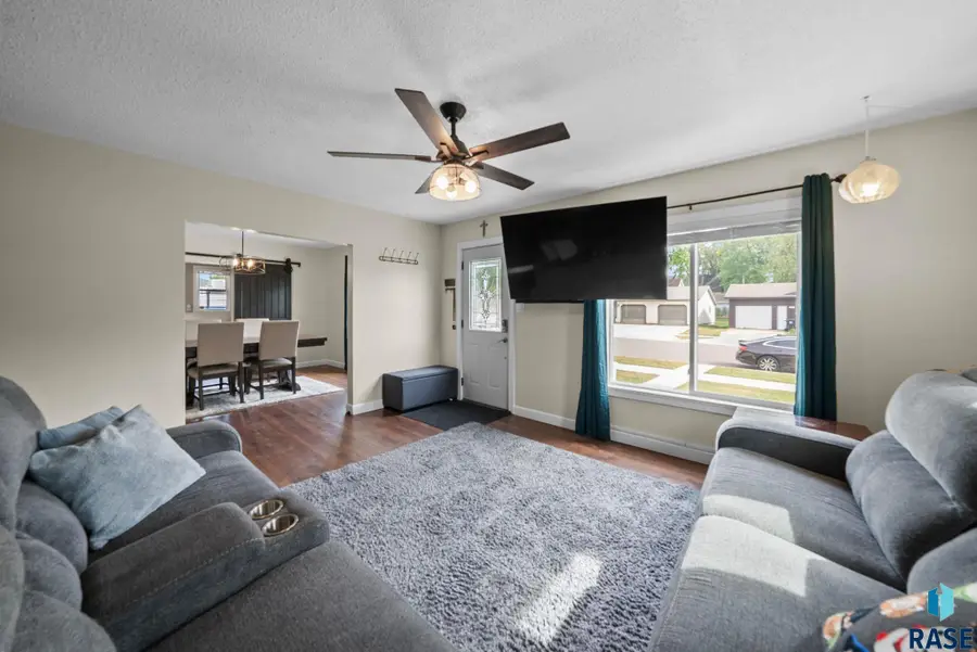 305 S Elm St, Lennox, SD 57039 - #3