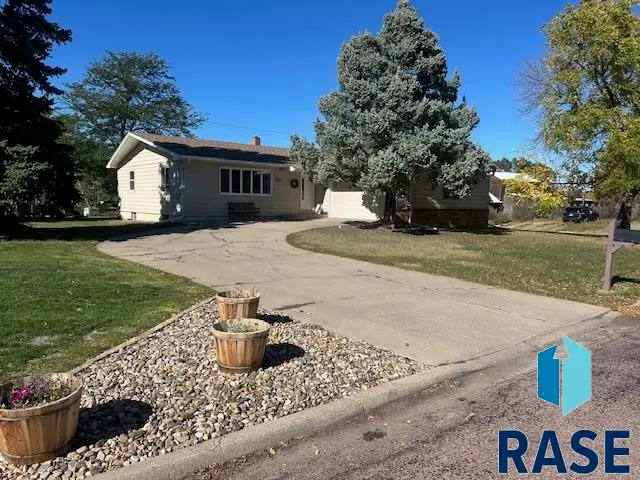 904 S Sanborn St, Chamberlain, SD 57325 - #1