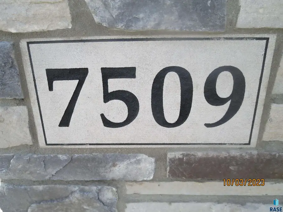 7509 W Flowerfield Pl, Sioux Falls, SD 57108 - #2