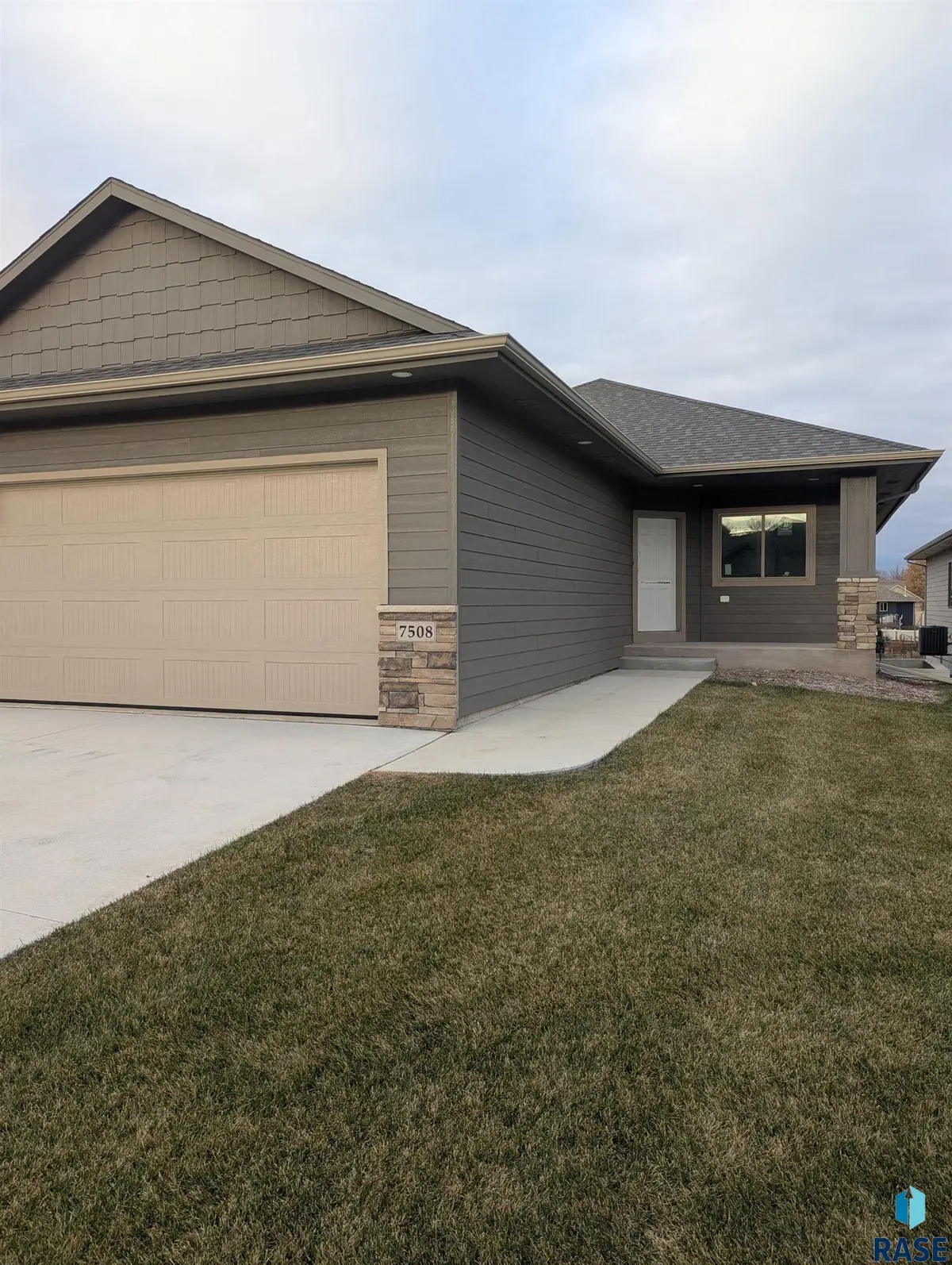 7508 W Flowerfields Pl, Sioux Falls, SD 57106 - #1