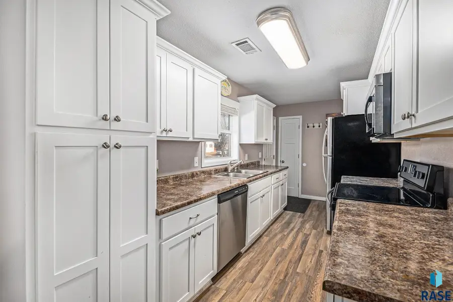 202 S Elmwood Ave, Sioux Falls, SD 57104 - #2