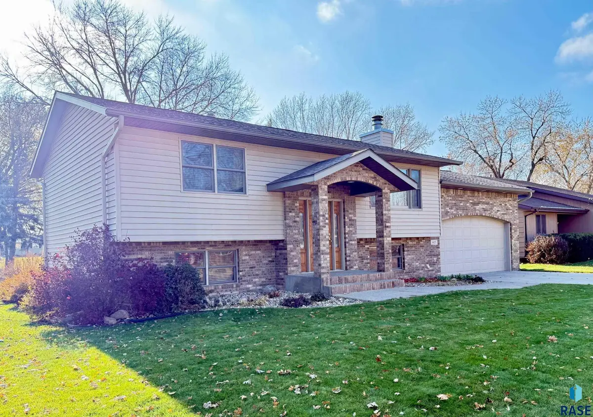 605 E 14th Ave, Mitchell, SD 57301 - #1