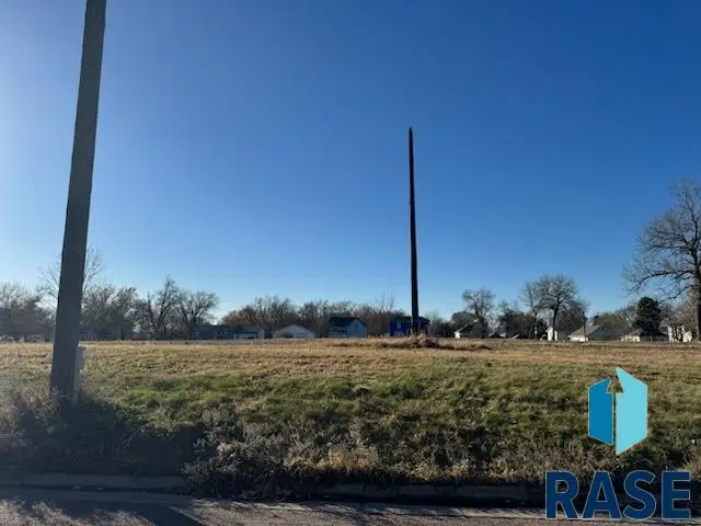 211 SE 4th St, Madison, SD 57042 - #2