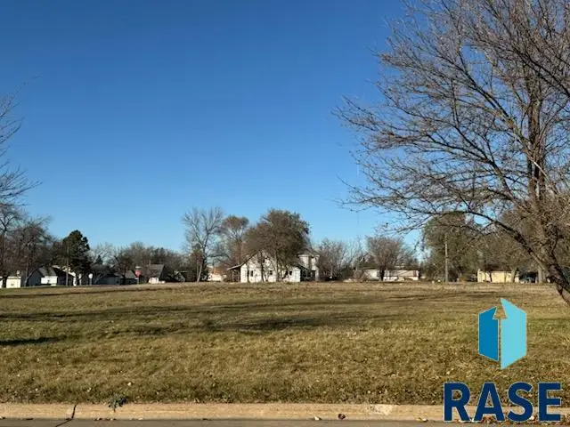 211 SE 4th St, Madison, SD 57042 - #3