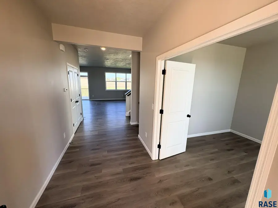 2916 S Copper Creek Ave, Sioux Falls, SD 57110 - #2