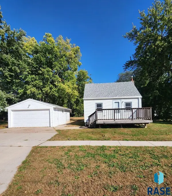 312 S 1st Ave, Brandon, SD 57005