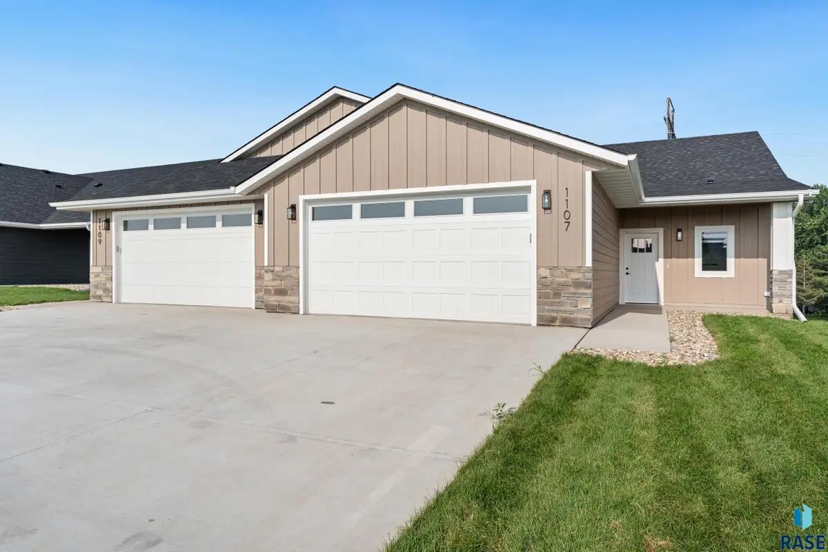 1107 S Foss Ave, Sioux Falls, SD 57110 - #1