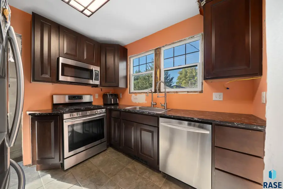 702 E 21st St, Sioux Falls, SD 57105 - #3