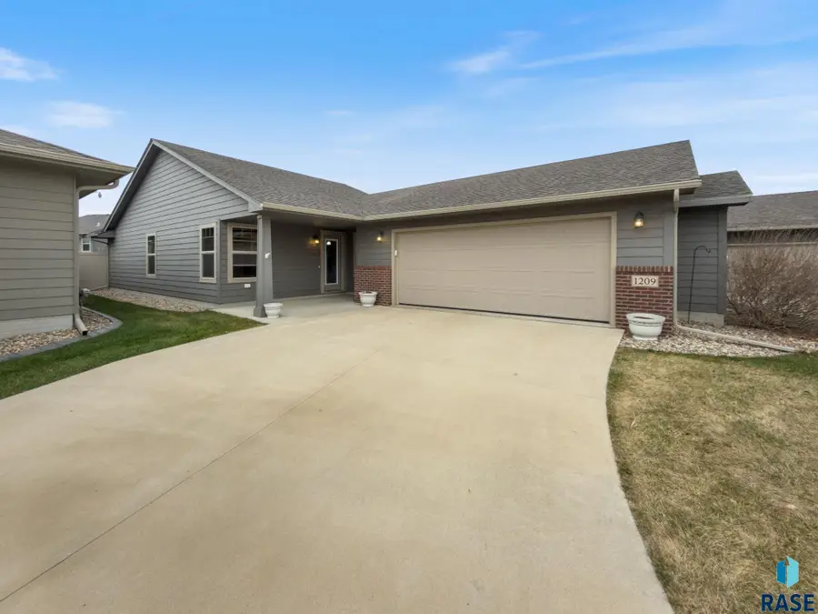 1209 S Wheatland Ave, Sioux Falls, SD 57106 - #2