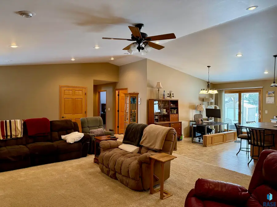 711 W 16th Ave, Mitchell, SD 57301 - #3