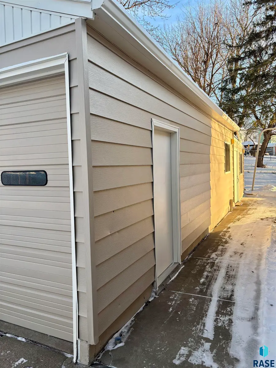 3405 E 20th St, Sioux Falls, SD 57103 - #3