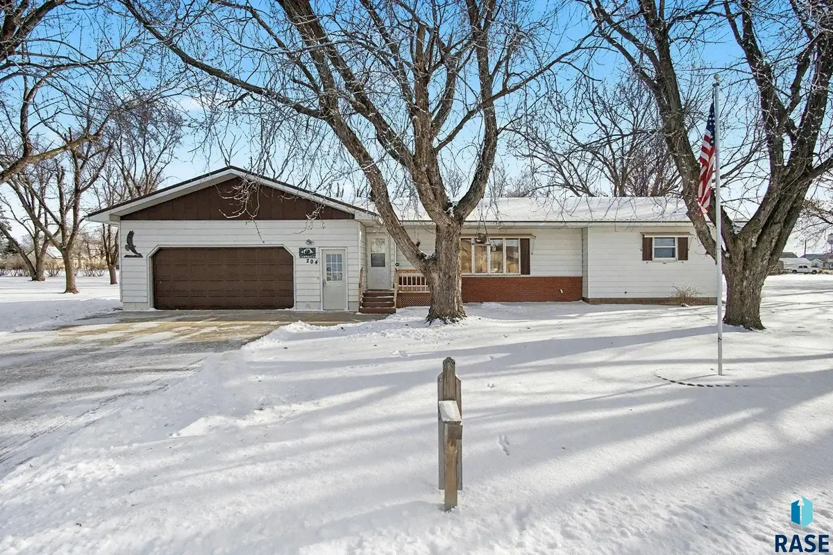 204 N Pleasant St, Howard, SD 57349 - #1