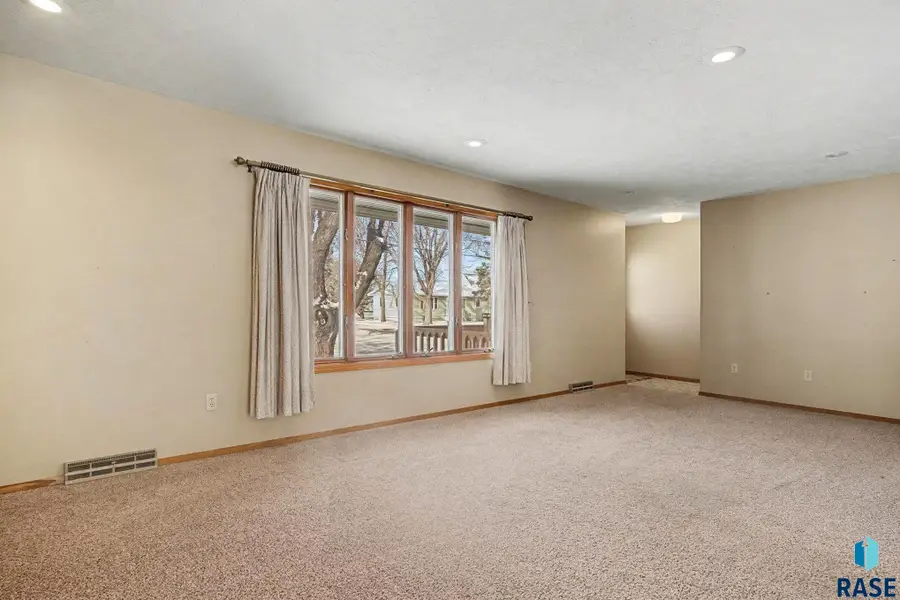 204 N Pleasant St, Howard, SD 57349 - #2