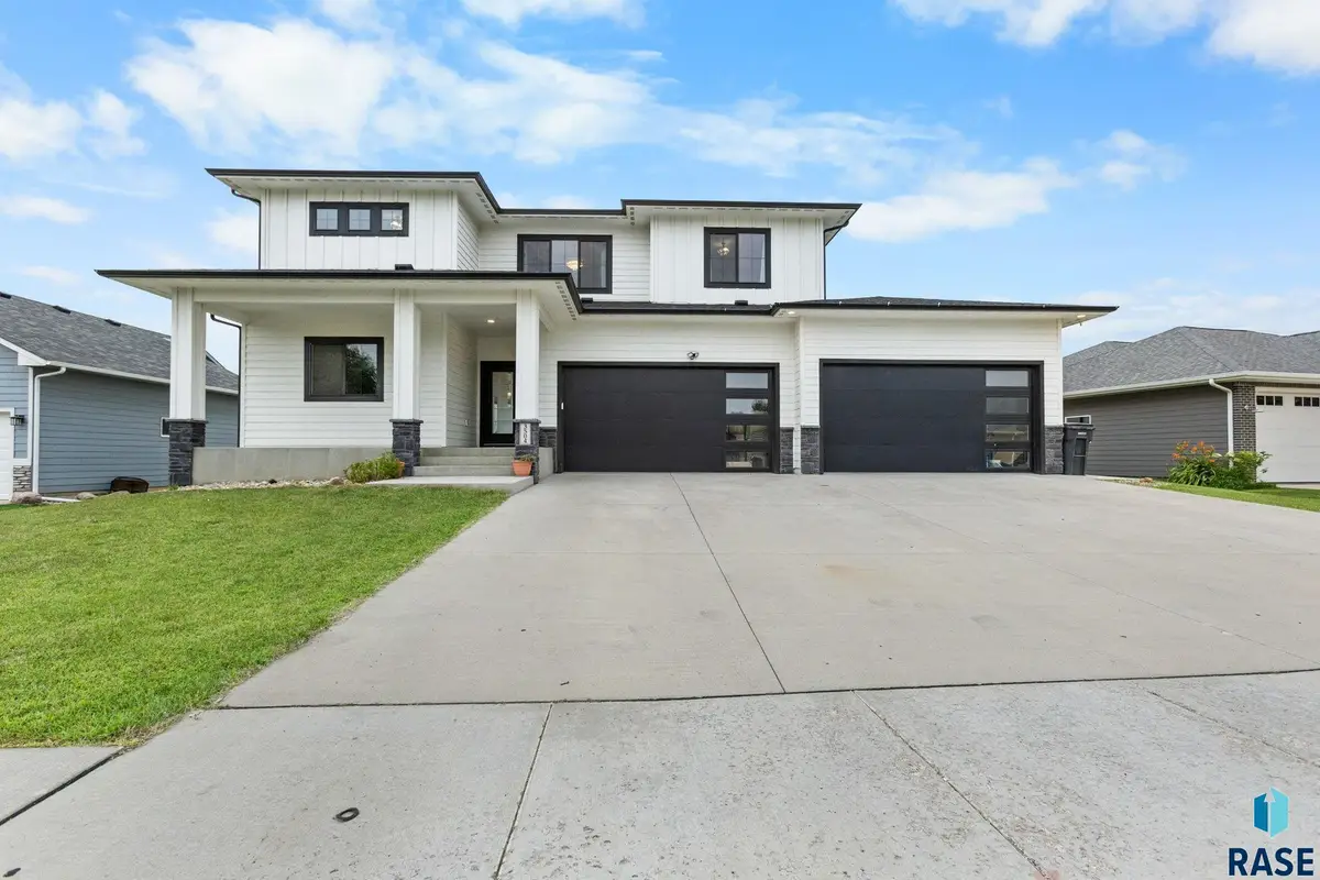 3504 E Broken Arrow St, Sioux Falls, SD 57103 - #1