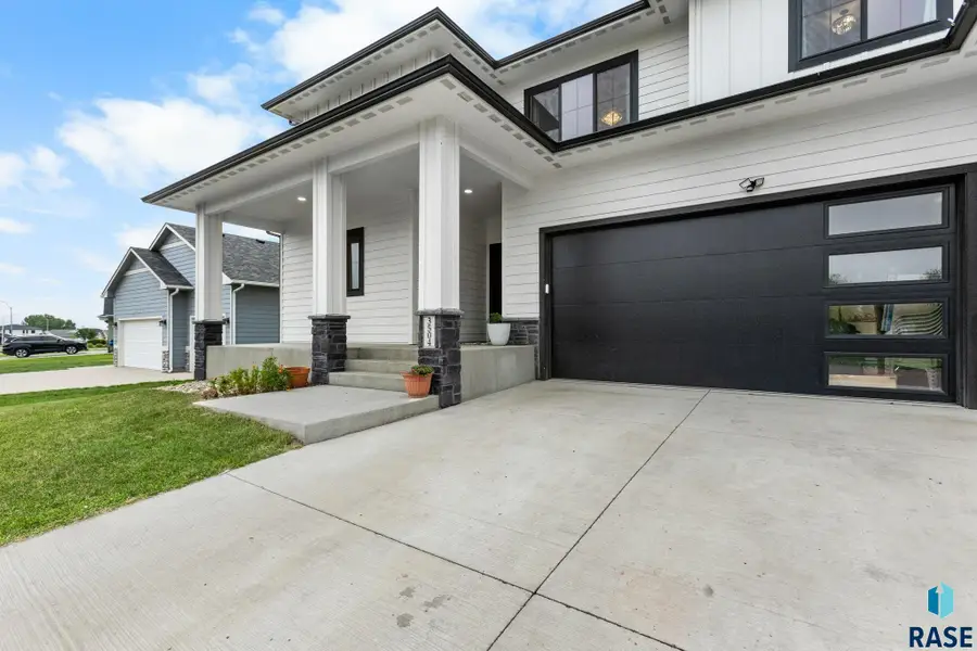 3504 E Broken Arrow St, Sioux Falls, SD 57103 - #3