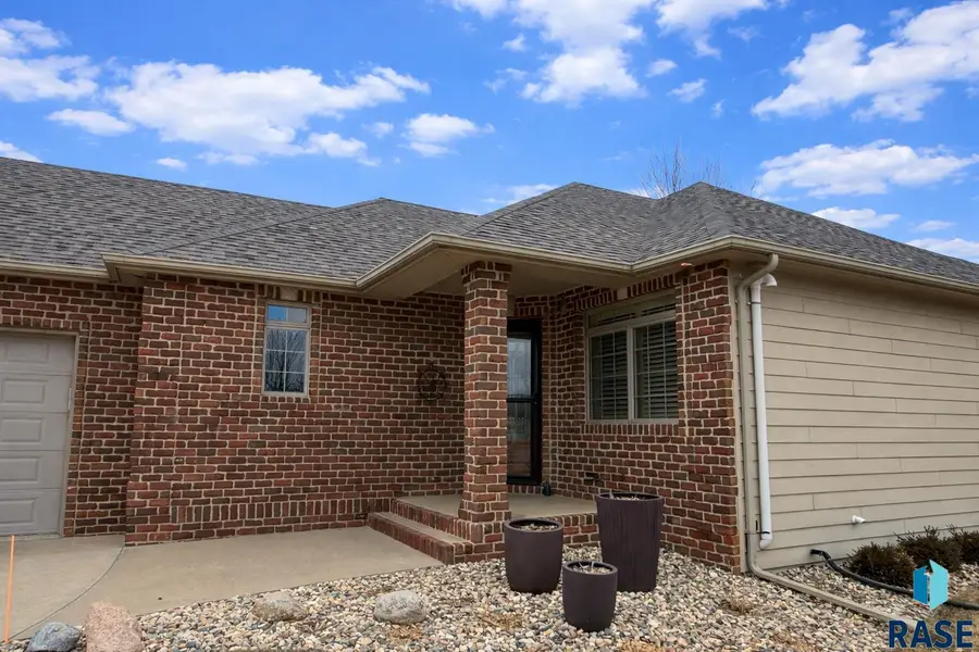 7304 Edinburg Pl, Sioux Falls, SD 57108 - #3