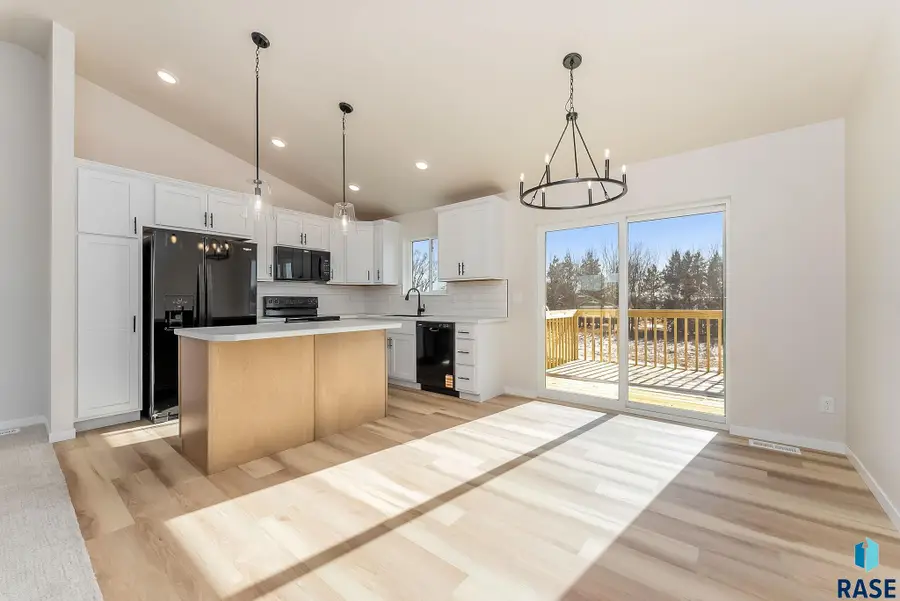 1015 E Fannings St, Tea, SD 57064 - #2