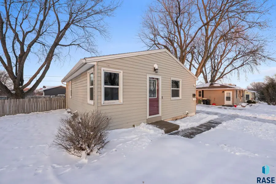 3300 E 15th St, Sioux Falls, SD 57103 - #2