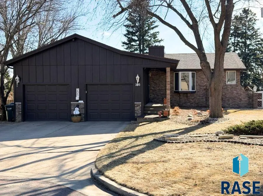 205 E 34th St, Sioux Falls, SD 57105 - #1