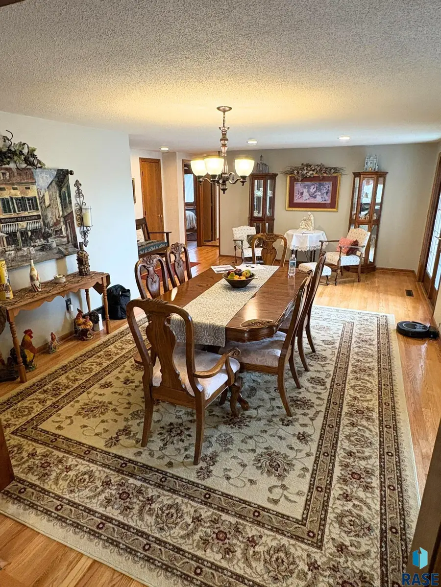 205 E 34th St, Sioux Falls, SD 57105 - #3