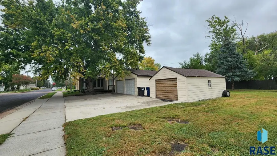 401 E 12th Ave, Mitchell, SD 57301 - #2