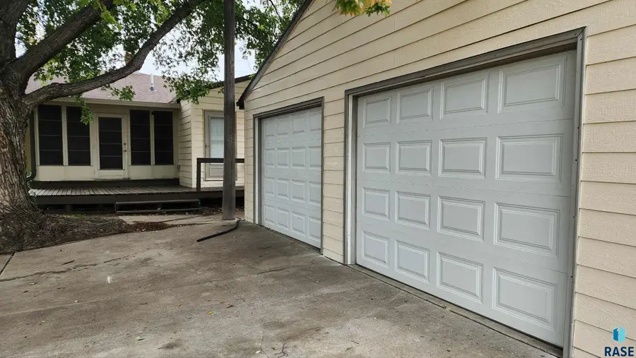 401 E 12th Ave, Mitchell, SD 57301 - #3