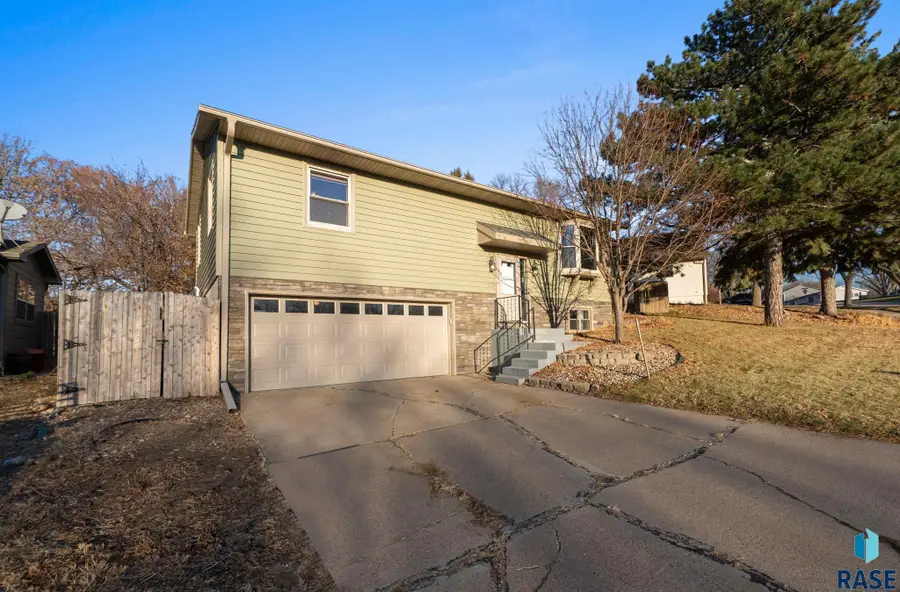 2708 E Bragstad Dr, Sioux Falls, SD 57103 - #2