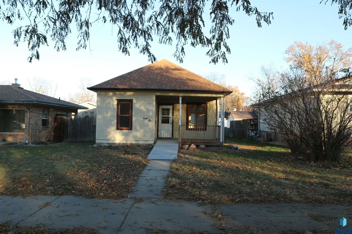 810 Locust St, Yankton, SD 57078 - #1
