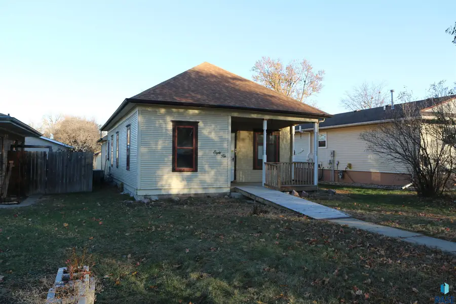 810 Locust St, Yankton, SD 57078 - #3