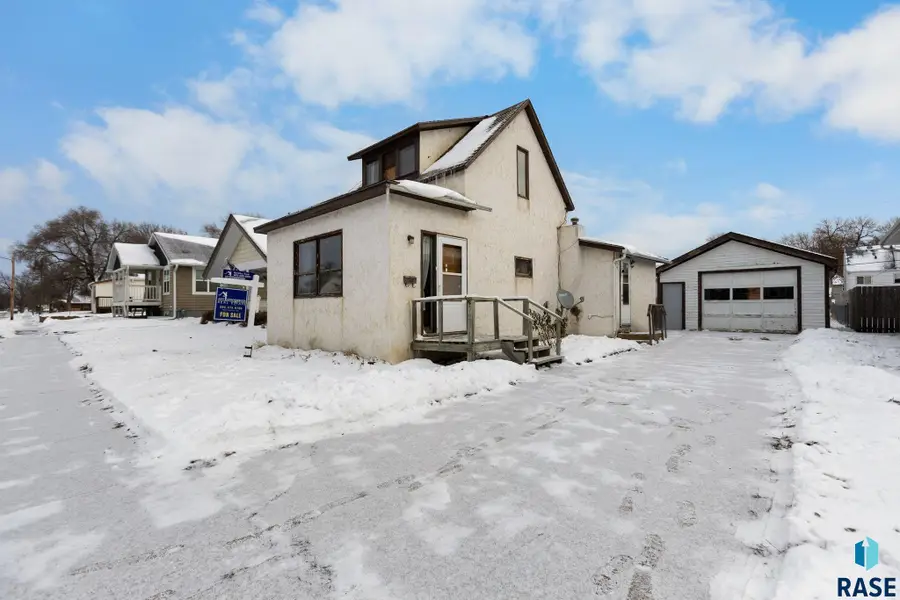 528 S Elmwood Ave, Sioux Falls, SD 57104 - #2
