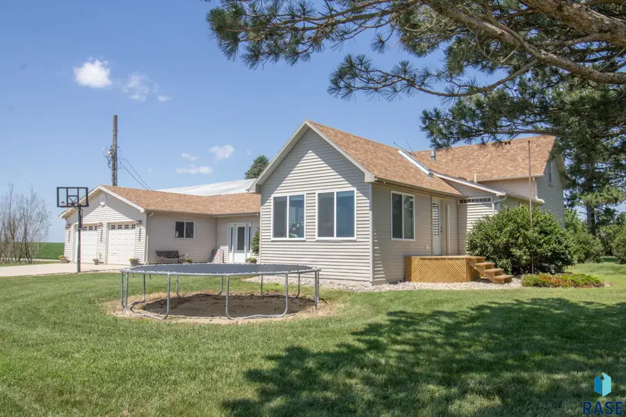 270 31st St, Hills, MN 56138 - #2