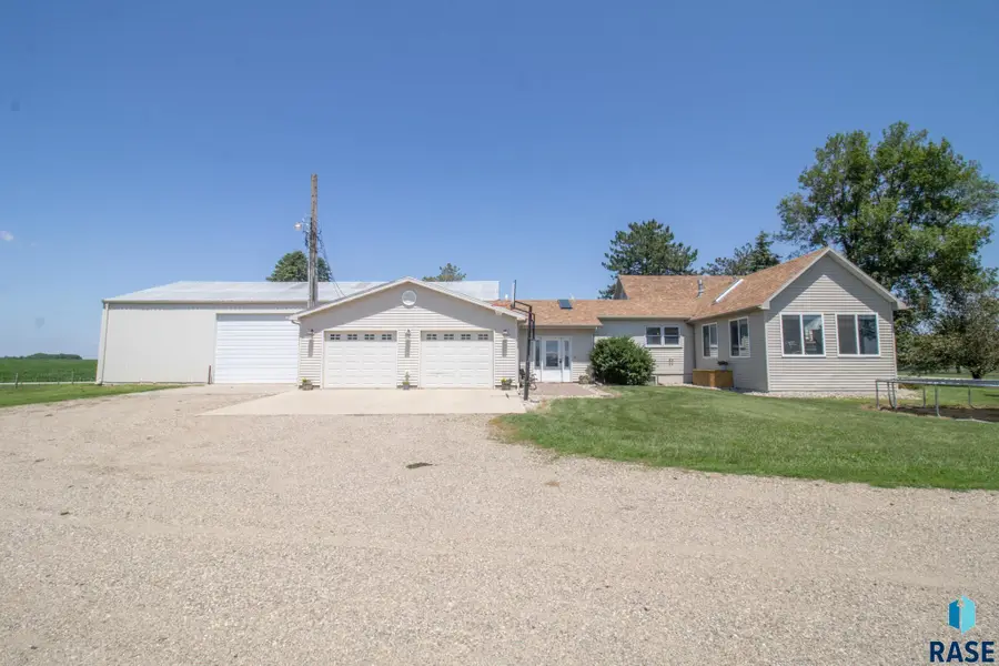270 31st St, Hills, MN 56138 - #3