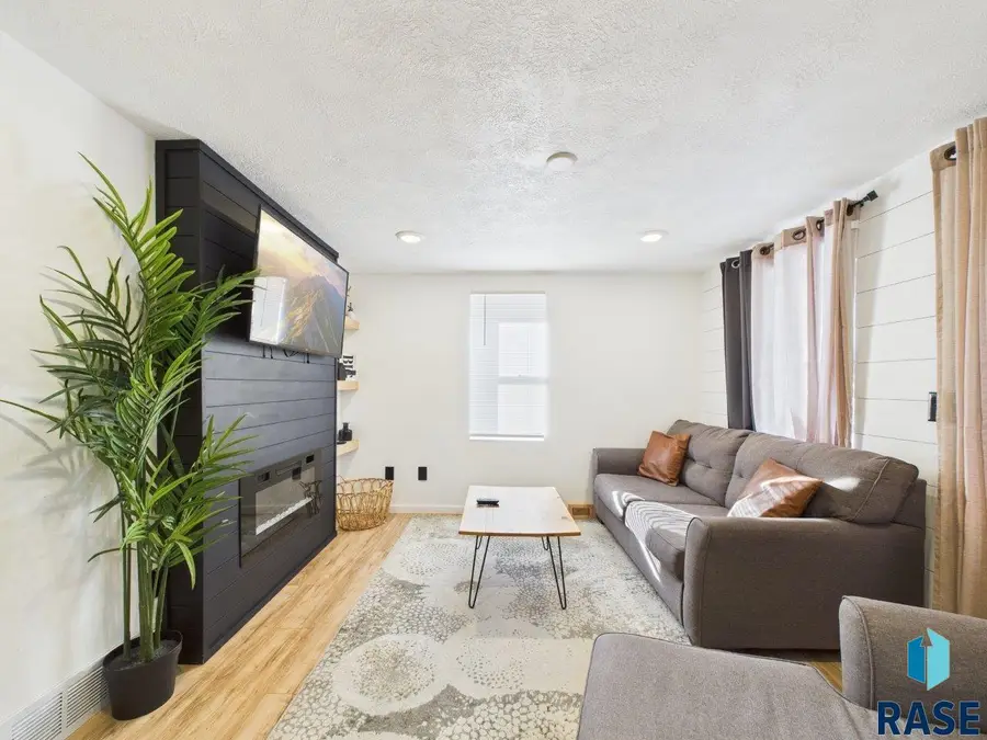 404 S Highland Ave, Sioux Falls, SD 57103 - #2