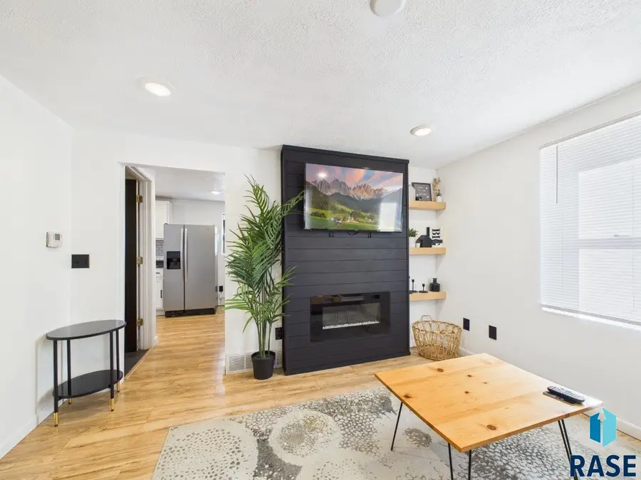 404 S Highland Ave, Sioux Falls, SD 57103 - #3