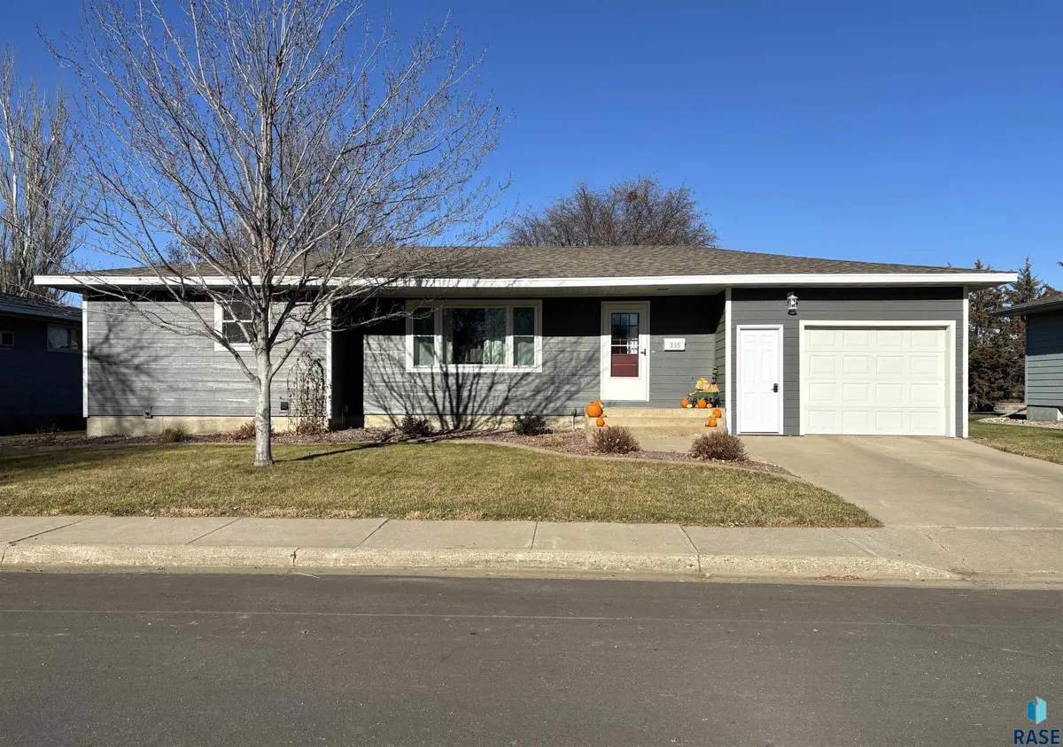 335 E 9th St, Miller, SD 57362 - #1