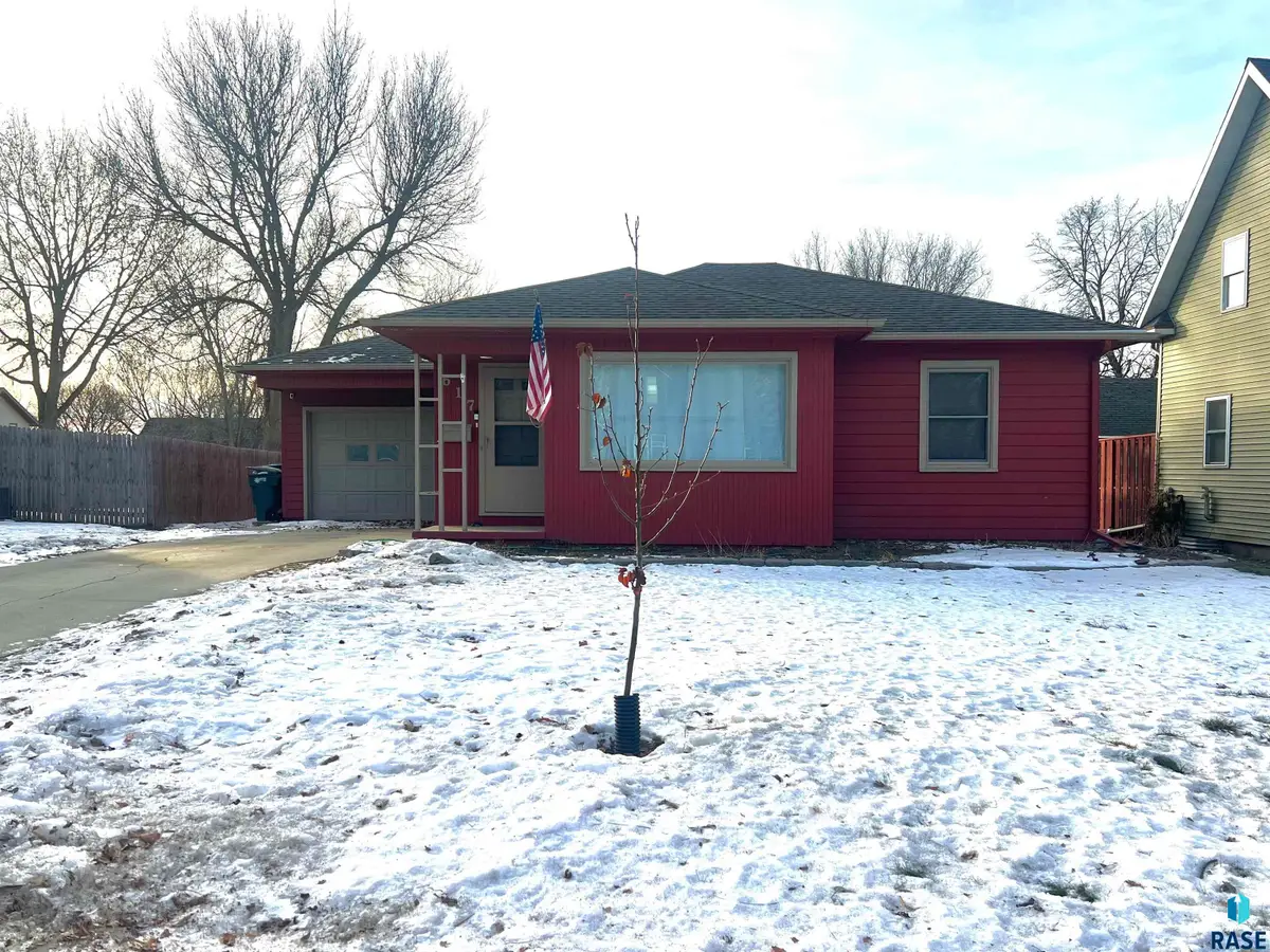 617 W Lincoln St, Luverne, MN 56156 - #1