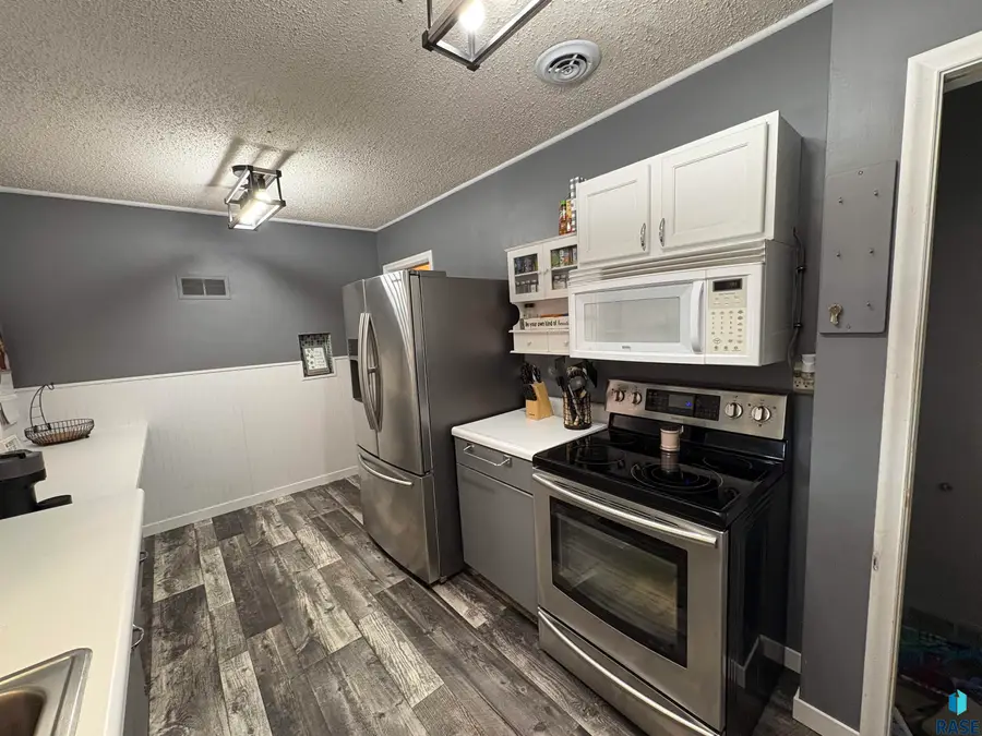 617 W Lincoln St, Luverne, MN 56156 - #3