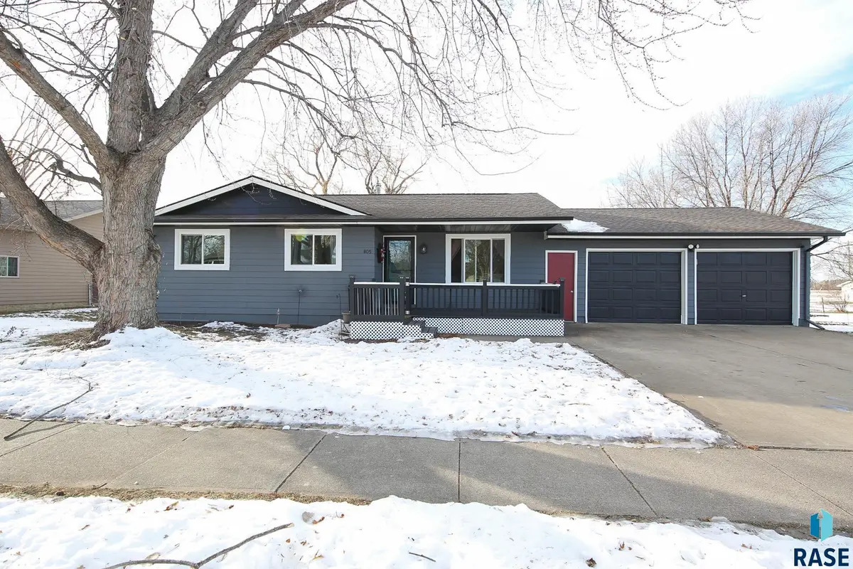 805 S Blaine St, Lennox, SD 57039 - #1