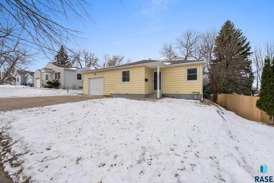 1005 S Tabbert Cir, Sioux Falls, SD 57103 - #2