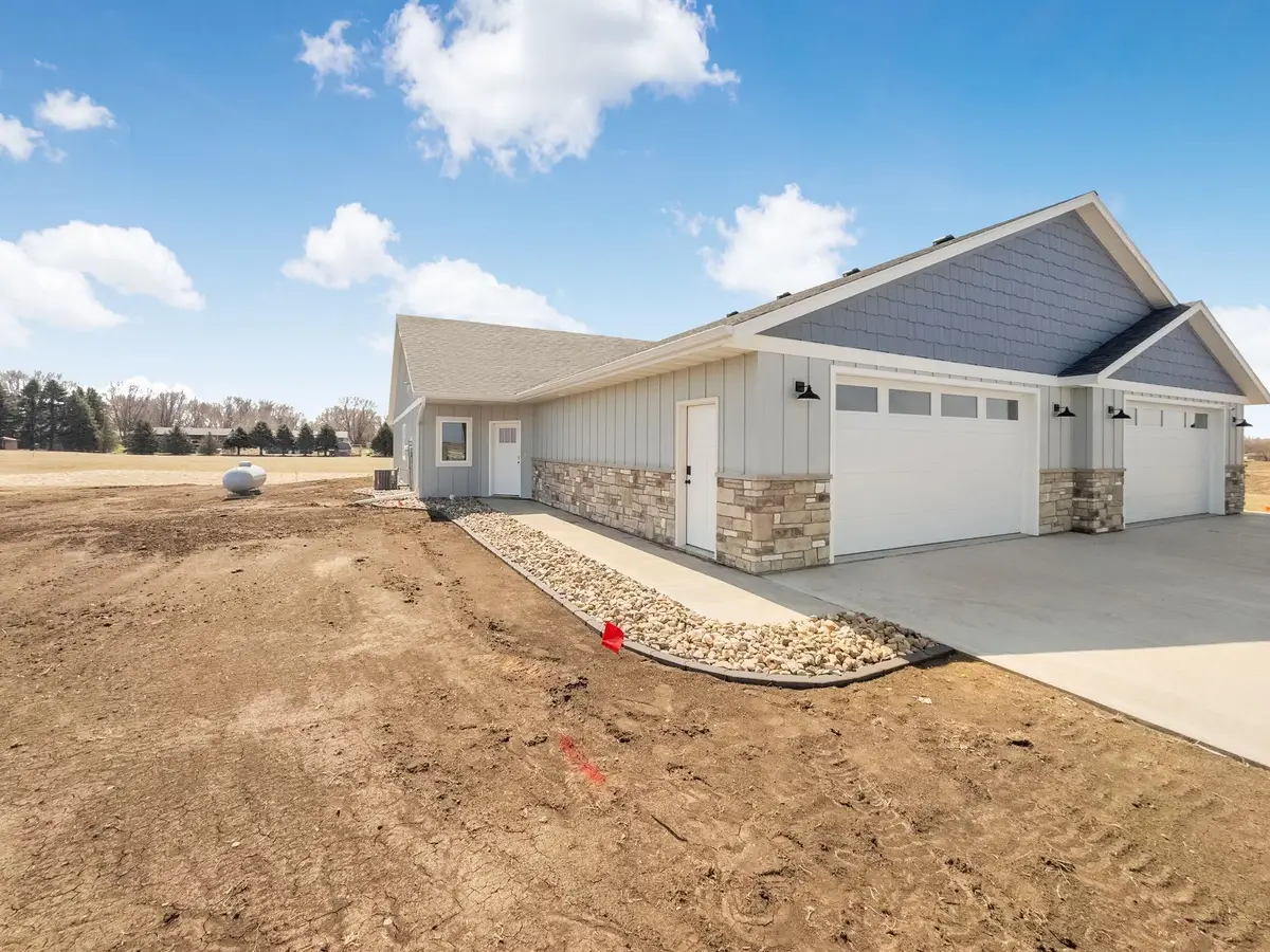 1302 Castle St #B, Larchwood, IA 51241 - #1