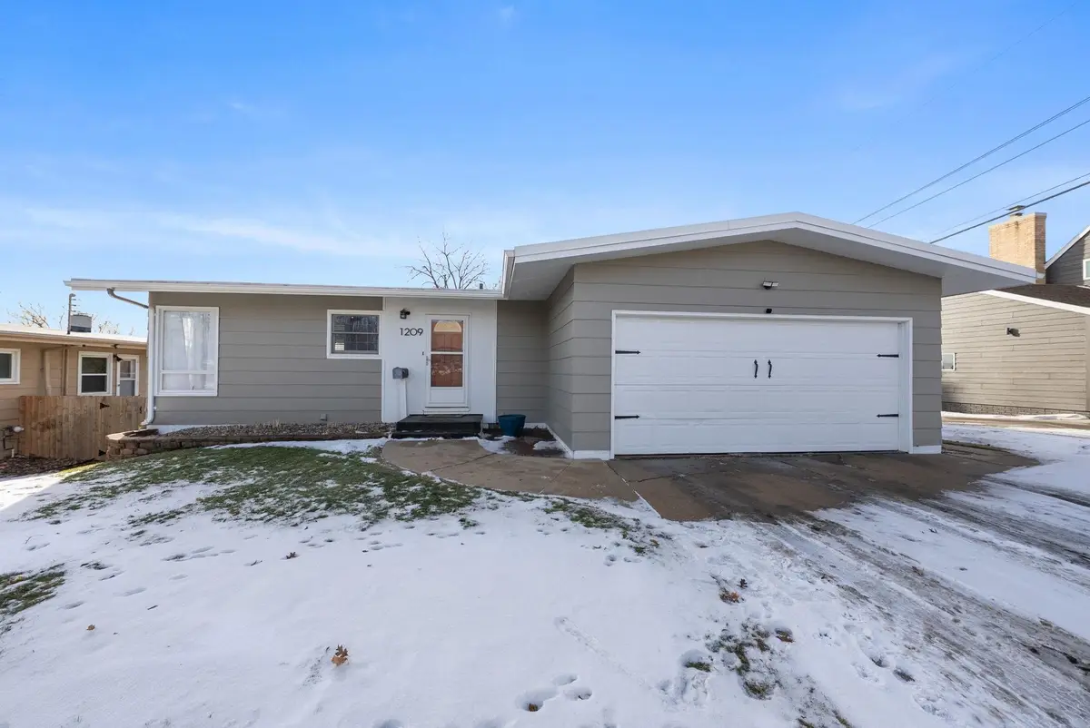 1209 E 33rd St, Sioux Falls, SD 57105 - #1