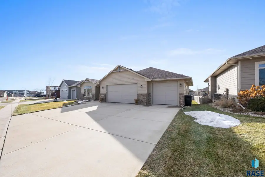 4213 S Orchid Ave, Sioux Falls, SD 57110 - #3