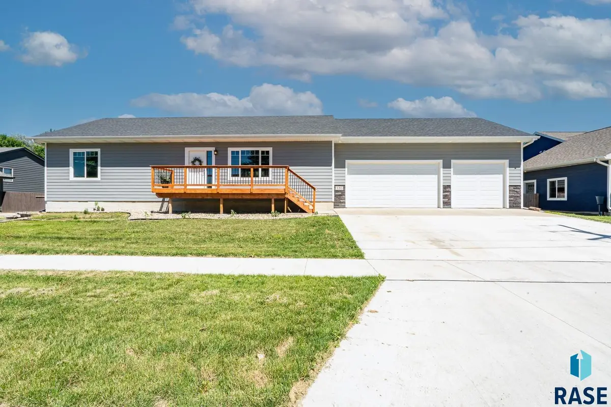 220 N Elm St, Lennox, SD 57039 - #1