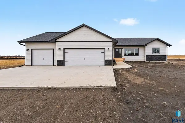 2022 Harvest Creek Ln, Madison, SD 57042