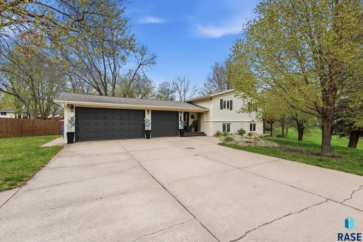 609 S Splitrock Blvd, Brandon, SD 57005 - #1
