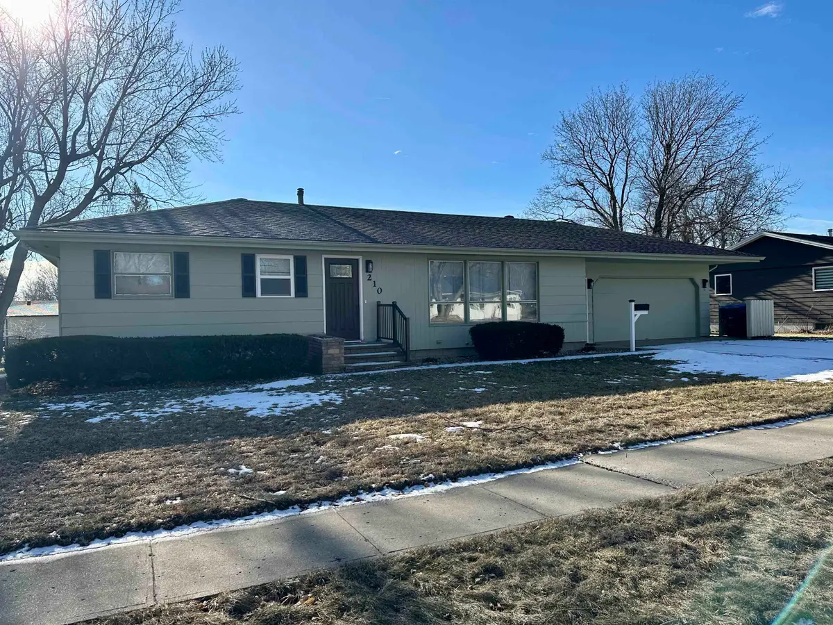 210 E Oakland Ave, Luverne, MN 56156 - #1