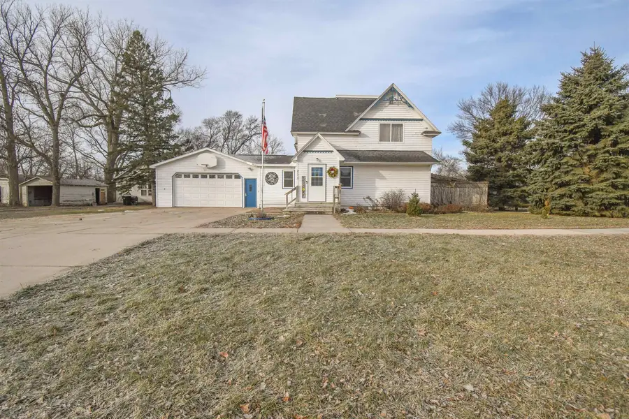 211 N 4th St, Canistota, SD 57012 - #2